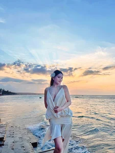 Thu Thuy Radiates in Vibrant Orange: Summer Fashion Inspiration by the Sea - image 5