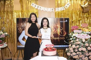 Le Hoang Phuong Gifts 'Half a Kilo of Gold' to Vietnamese Beauty Queen Boss Pham Kim Dung on Her Birthday - image 0