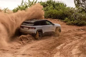 Jeep Compass EV: 375 HP Off-Road Power with Rapid Charging - image 10