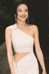 Iconic Asian Beauty Behind the Scenes Beach Photoshoot - image 4