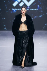 Vietnamese U45 Supermodel Amazes Fans with Ageless Physique and Toned Abs - image 11