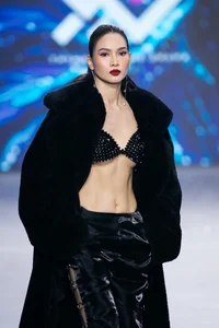 Vietnamese U45 Supermodel Amazes Fans with Ageless Physique and Toned Abs - image 9