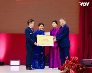 General Secretary and President To Lam Meets Vietnamese Community During Thailand Visit - image 5