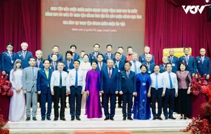 General Secretary and President To Lam Meets Vietnamese Community During Thailand Visit - image 2