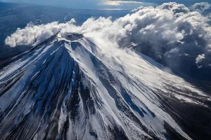 Photographer Captures Breathtaking New Perspectives of Mount Fuji - image 12