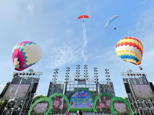 Spectacular Opening of Artistic Hot Air Balloon Festival and Lotus Ao Dai Parade - image 6