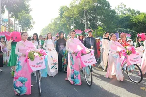 Spectacular Opening of Artistic Hot Air Balloon Festival and Lotus Ao Dai Parade - image 2