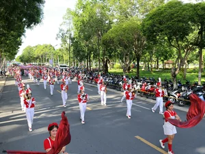 Spectacular Opening of Artistic Hot Air Balloon Festival and Lotus Ao Dai Parade - image 0