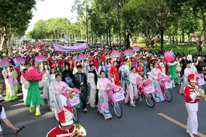 Spectacular Opening of Artistic Hot Air Balloon Festival and Lotus Ao Dai Parade - image 1