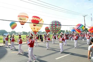 Spectacular Opening of Artistic Hot Air Balloon Festival and Lotus Ao Dai Parade - image 3