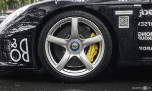 Legendary V10 Porsche Carrera GT Supercar Arrives in Vietnam - image 7