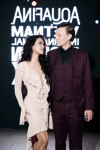 Vietnamese Celeb News: Hoa Minzy's Heartfelt Visit and Ho Ngoc Ha's Glamour - image 50
