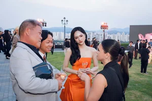 Vietnamese Celeb News: Hoa Minzy's Heartfelt Visit and Ho Ngoc Ha's Glamour - image 10