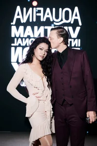 Vietnamese Celeb News: Hoa Minzy's Heartfelt Visit and Ho Ngoc Ha's Glamour - image 28