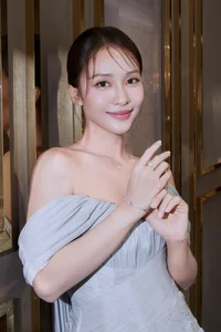Vietnamese Celeb News: Hoa Minzy's Heartfelt Visit and Ho Ngoc Ha's Glamour - image 33