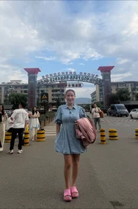 Vietnamese Celeb News: Hoa Minzy's Heartfelt Visit and Ho Ngoc Ha's Glamour - image 2