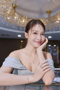 Vietnamese Celeb News: Hoa Minzy's Heartfelt Visit and Ho Ngoc Ha's Glamour - image 37