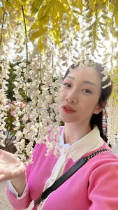 Vietnamese Celeb News: Hoa Minzy's Heartfelt Visit and Ho Ngoc Ha's Glamour - image 45