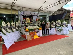 Vietnamese Celeb News: Hoa Minzy's Heartfelt Visit and Ho Ngoc Ha's Glamour - image 35