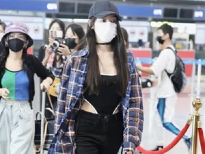Airport Fashion Dilemma: Balancing Comfort and Public Etiquette - image 5