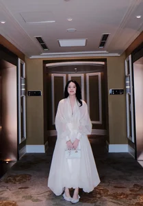 Ngo To Uyen: Footballer Thanh Chung's Wife Praised for Princess-Like Beauty - image 6