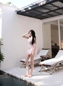 Ngo To Uyen: Footballer Thanh Chung's Wife Praised for Princess-Like Beauty - image 9