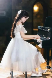 Lo Lem's Elegant Wealthy Girl Fashion Style: A Look at Quyen Linh's Daughter - image 10