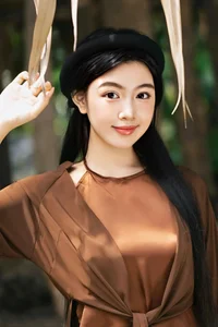 Lo Lem's Elegant Wealthy Girl Fashion Style: A Look at Quyen Linh's Daughter - image 3