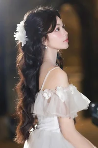 Lo Lem's Elegant Wealthy Girl Fashion Style: A Look at Quyen Linh's Daughter - image 4