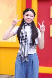 Lo Lem's Elegant Wealthy Girl Fashion Style: A Look at Quyen Linh's Daughter - image 9
