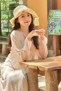 Lo Lem's Elegant Wealthy Girl Fashion Style: A Look at Quyen Linh's Daughter - image 7