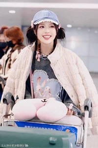 Suni Ha Linh Debuts Bold New Look in Castaway MV Amid Sisters Who Make Waves Rumors - image 5
