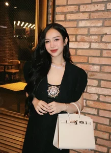 Two High-Society Moms Turn Heads with Matching Luxury Outfits - image 6