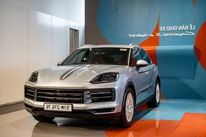 Luxury Meets Performance: Porsche Cayenne S E-Hybrid with Exclusive License Plate - image 1