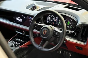 Luxury Meets Performance: Porsche Cayenne S E-Hybrid with Exclusive License Plate - image 6