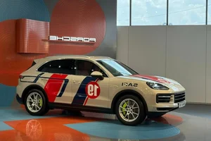 Luxury Meets Performance: Porsche Cayenne S E-Hybrid with Exclusive License Plate - image 5