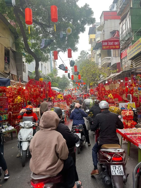 Experience the Vibrant Tet Shopping Atmosphere in Hanoi’s Old Quarter