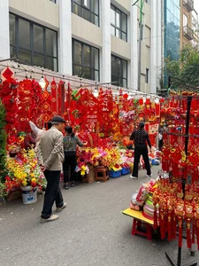 Experience the Vibrant Tet Shopping Atmosphere in Hanoi’s Old Quarter - image 2