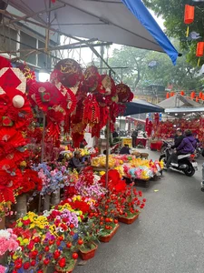 Experience the Vibrant Tet Shopping Atmosphere in Hanoi’s Old Quarter - image 8