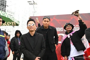 Artists Tirelessly Sign Autographs for Fans at Hanoi Concert - image 1