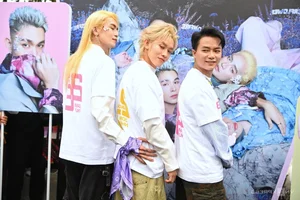 Artists Tirelessly Sign Autographs for Fans at Hanoi Concert - image 4