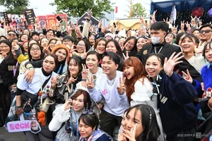 Artists Tirelessly Sign Autographs for Fans at Hanoi Concert - image 11