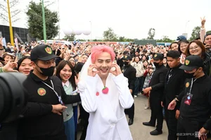 Artists Tirelessly Sign Autographs for Fans at Hanoi Concert - image 6