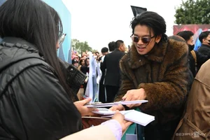 Artists Tirelessly Sign Autographs for Fans at Hanoi Concert - image 7