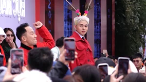 Artists Tirelessly Sign Autographs for Fans at Hanoi Concert - image 10