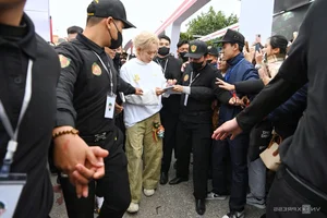 Artists Tirelessly Sign Autographs for Fans at Hanoi Concert - image 5