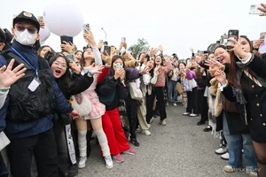 Artists Tirelessly Sign Autographs for Fans at Hanoi Concert - image 3