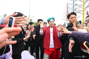 Artists Tirelessly Sign Autographs for Fans at Hanoi Concert - image 0