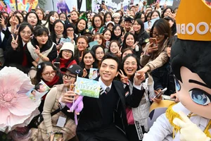 Artists Tirelessly Sign Autographs for Fans at Hanoi Concert - image 2