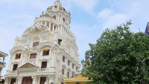 The 300 Billion 'Golden Chicken Castle': A Look Inside the Viral Home of a Scrap Metal Mogul - image 4